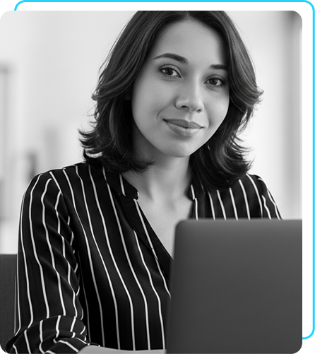 Foto da Francine Souza olhando para a frente e sorrindo